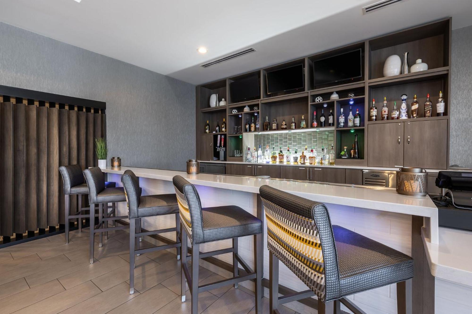 Holiday Inn Greenville - Woodruff Road By Ihg Exteriör bild